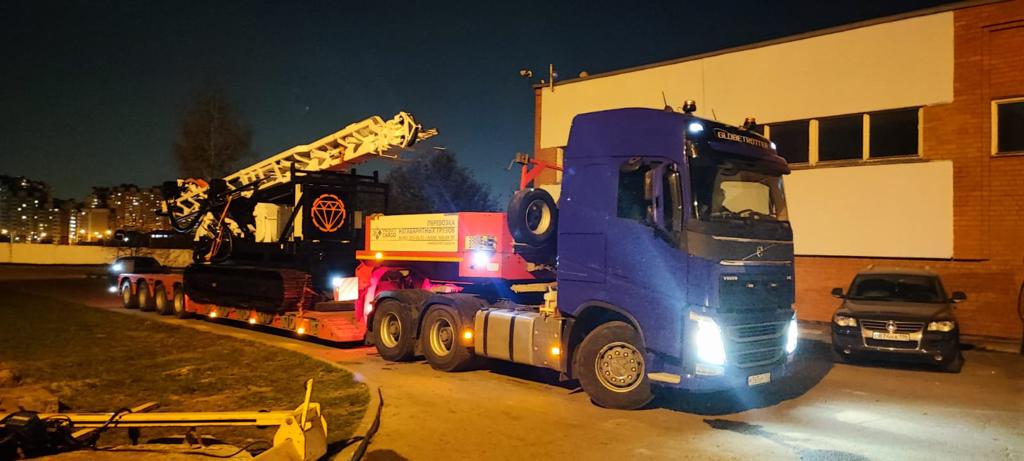 Night transport of drilling rig on lowbed